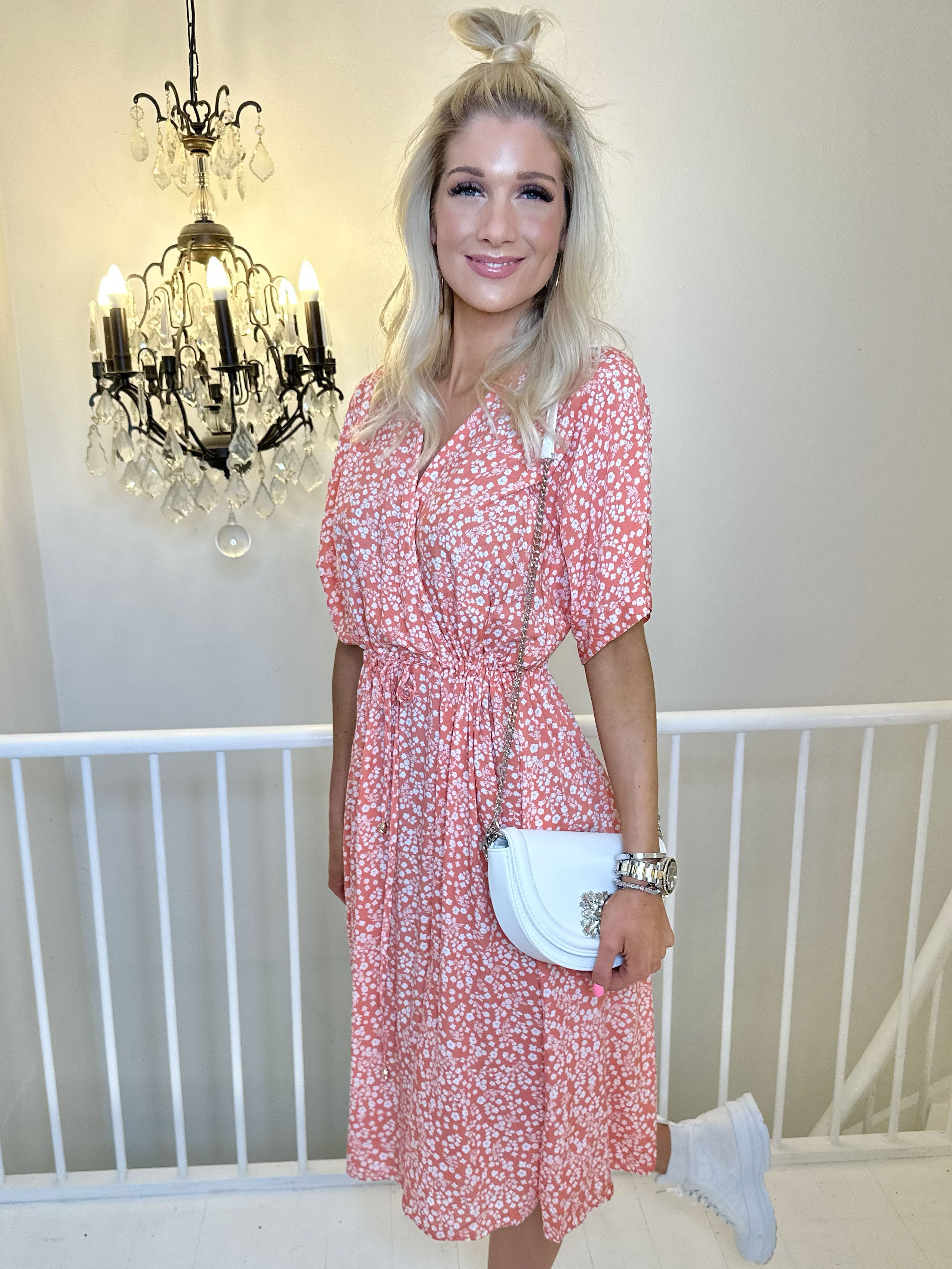 Alicia - Sød viskose kjole i småt blomsterprint